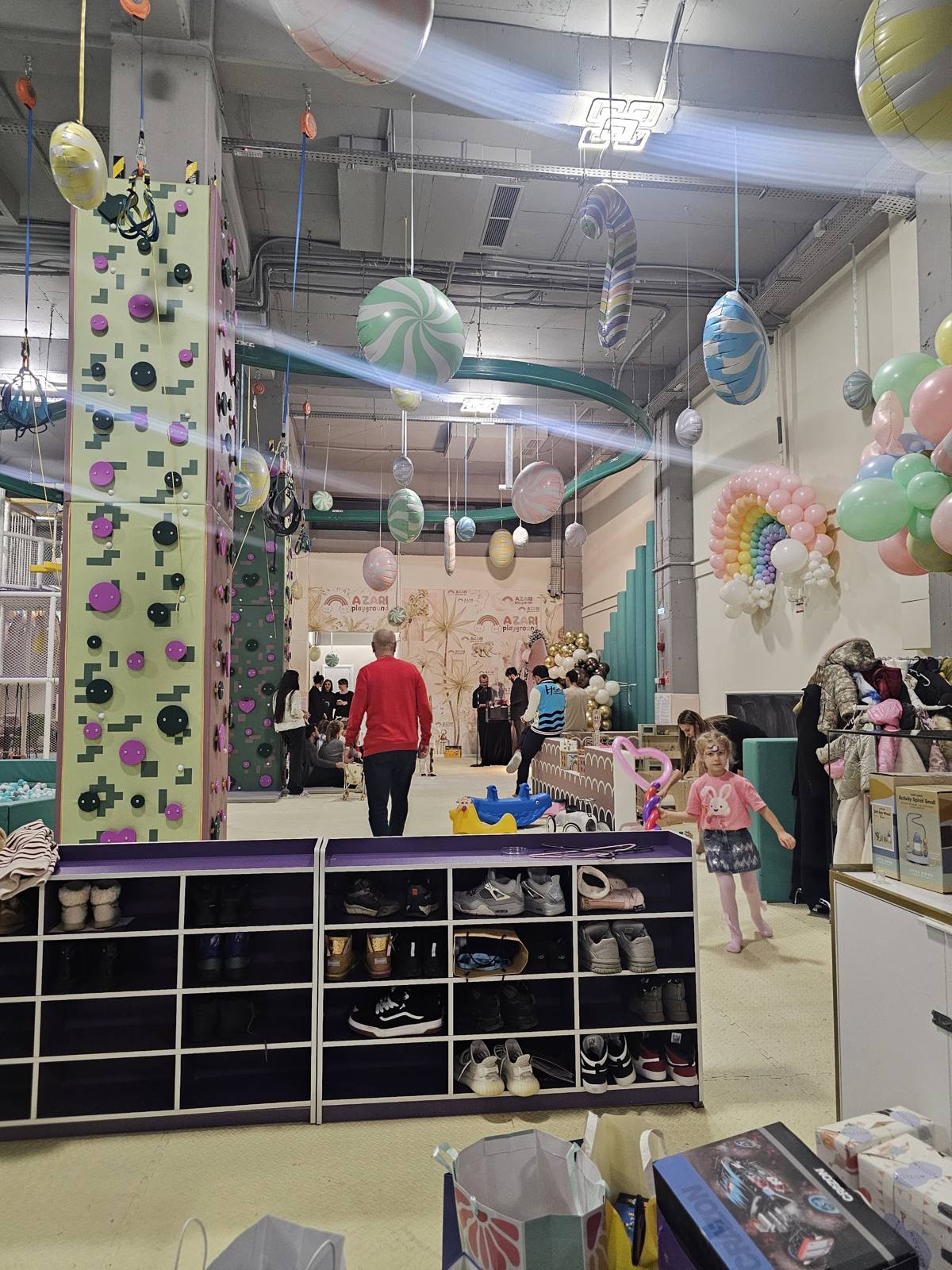 Peretele de cățărare și sala mare, decorată pentru o petrecere